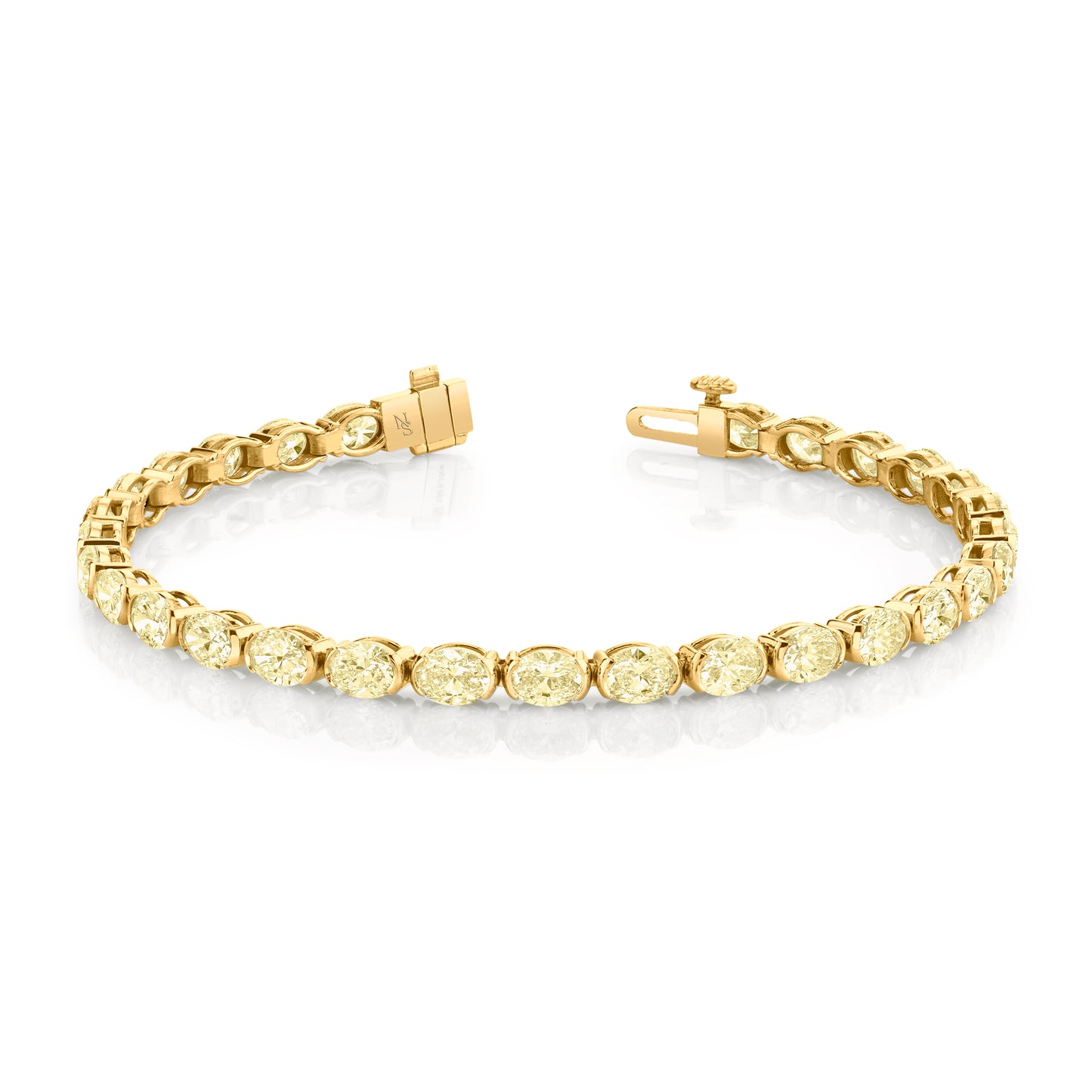 18k yellow gold bracelet featuring oval diamonds. 